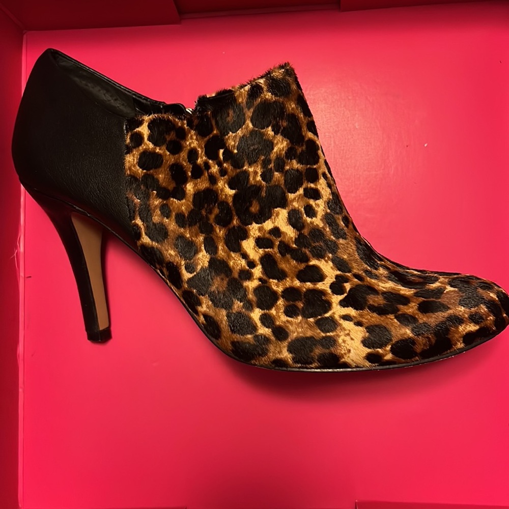 Vince Camuto Leopard Black calf hair heeled booties sz 8.5